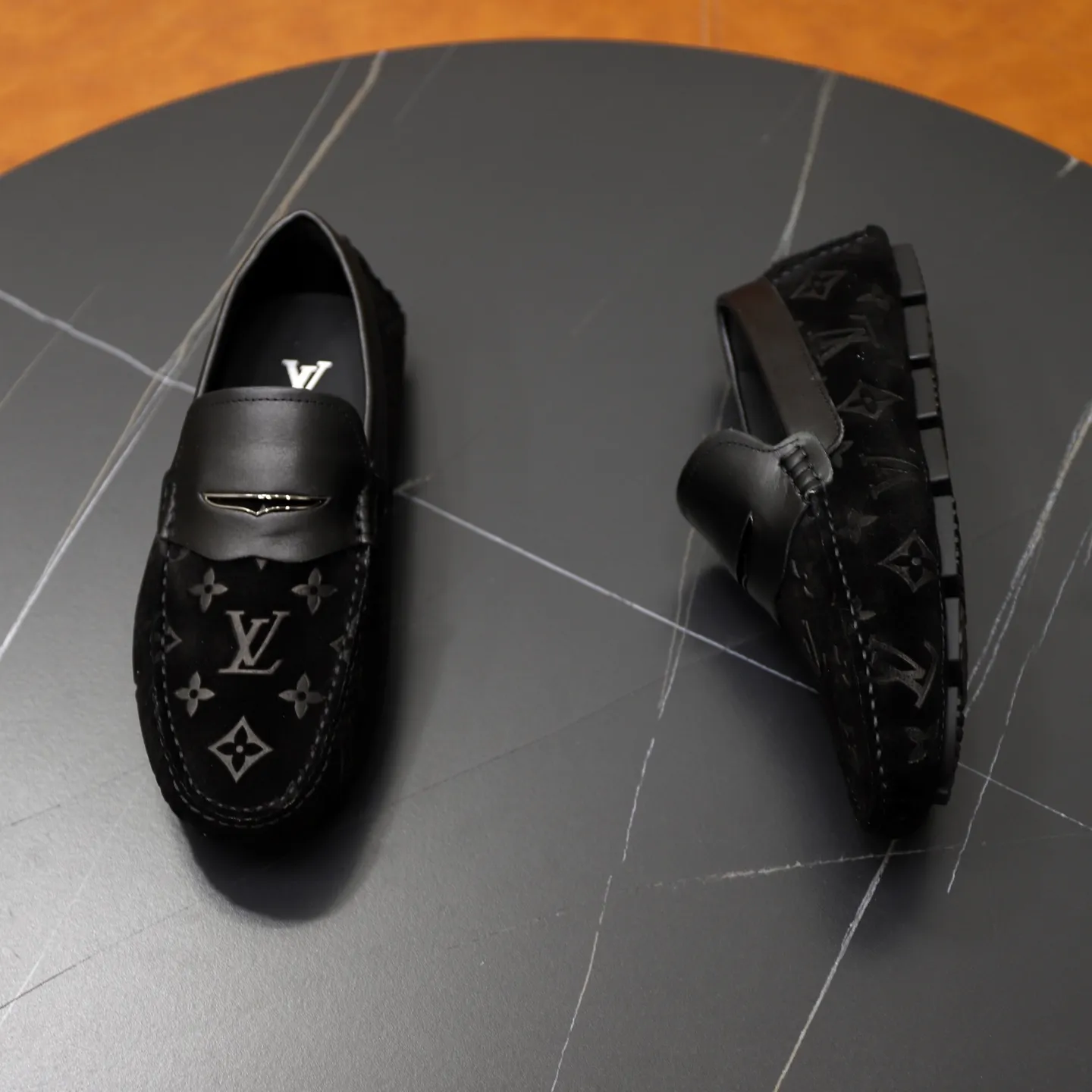 Ex-factory price: 480💰【LV】Louis Vuitton ⚠️High-end men’s driving and pedal series ⚠️38-44 (customized for 45) ⚠️All original cowhide leather! Thick and soft! Made entirely of calfskin lining! Rubber sheet anti-slip beanie sole! Three-dimensional package technology! Fashionable and classic! Handicrafts! Original high quality! Feel free to compare!